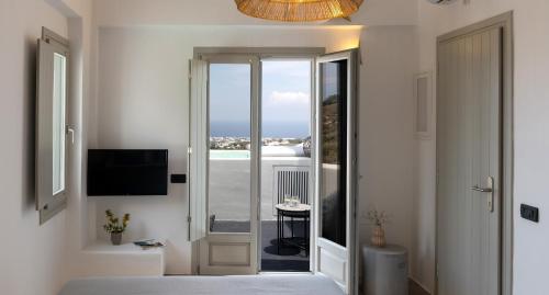 皮尔戈斯Maeva Suites Santorini的客房设有走廊,享有海景