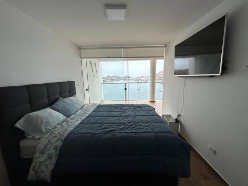 普库萨纳Apartamento Mar Naplo的一间卧室设有一张床和一个大窗户