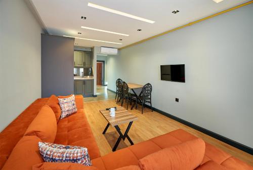 SoğuksuSofyapart的客厅配有橙色沙发和桌子