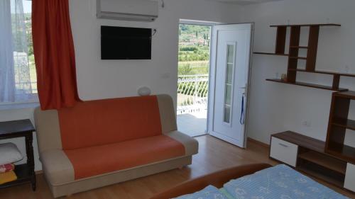 塞科夫列Penzion Palma的带沙发和滑动玻璃门的客厅