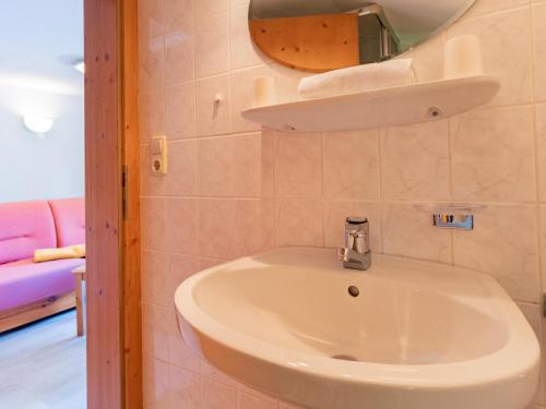 蒂罗尔-基希贝格Rettenstein的客房内的白色盥洗盆浴室
