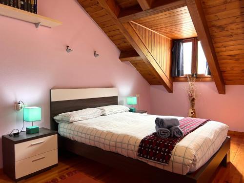 埃斯波特El Raconet d'Espot的一间卧室配有一张带两盏灯的床。