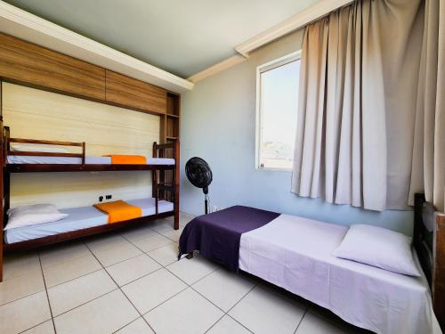 贝洛奥里藏特Trem bão de dormir hostel的一间卧室设有两张双层床和一扇窗户。