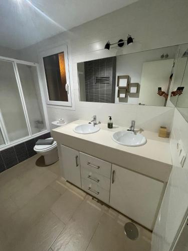 塔里法Casa Kizkur的一间带两个盥洗盆和卫生间的浴室