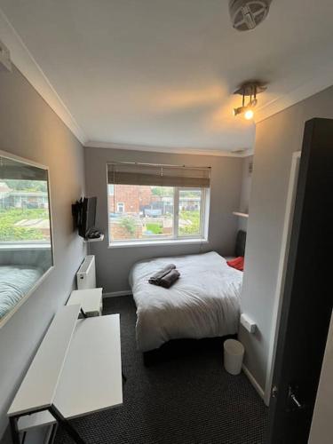 卢顿6 Bed 6 Bath House Fantastic for contractors & Groups的一间小卧室,配有床和窗户