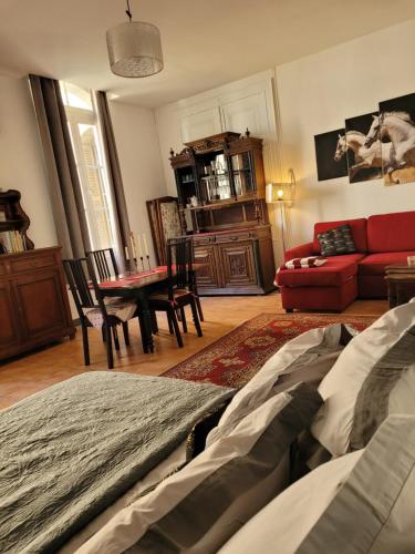 索米尔Studio Séquoia au pied du Château的客厅配有红色的沙发和桌子