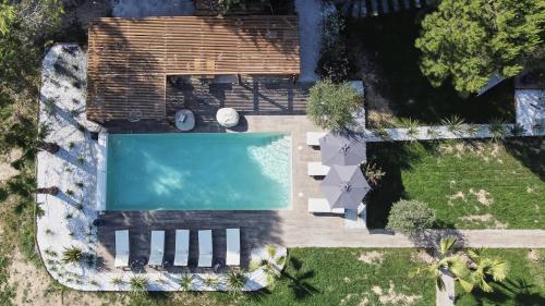 圣卡纳LES LODGES TAIZEN, séjour SPA- sans enfants的享有庭院游泳池的顶部景色