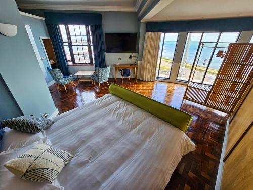 霍斯金丝特里克旅馆的一间卧室设有一张大床,享有海景