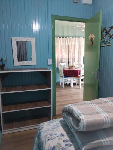特拉曼达伊Pousada Atlântica stay home的一间卧室配有一张床,另一间卧室配有桌子