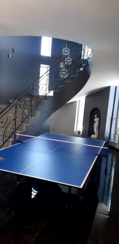 OshakanNear Yerevan Serlinhouse的楼梯前的蓝色乒乓球桌