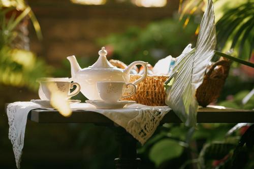 维泰博La casetta di Giusy - Alloggio turistico的茶几上的茶具,茶壶和茶杯