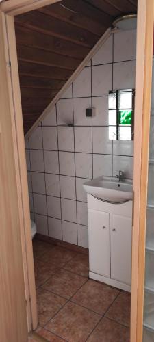 格里兹鲍Słoneczna的一间带水槽和镜子的小浴室
