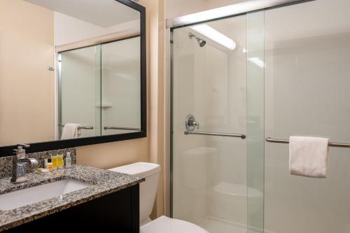 哥伦布哥伦布西速8酒店的带淋浴、卫生间和盥洗盆的浴室