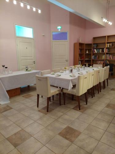 JoutsaKahvila ja Majoitus Tmi Tiina Soilu的大房间设有一张长桌子和椅子