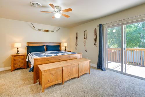 拉勒米Laramie Vacation Rental about 4 Mi to Downtown!的一间卧室配有一张带吊扇和窗户的床。
