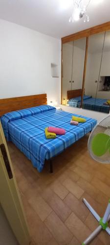 波焦莫亚诺Casa Mia的一间卧室配有一张带蓝色床单和镜子的床