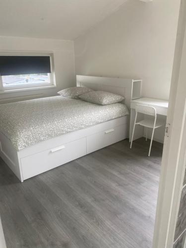 SonDe Keizersmantel的白色卧室配有床和书桌