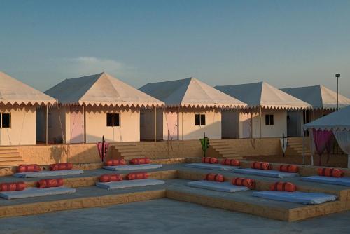 斋沙默尔Shrinath Desert Camp的前面一排配有桌椅的帐篷