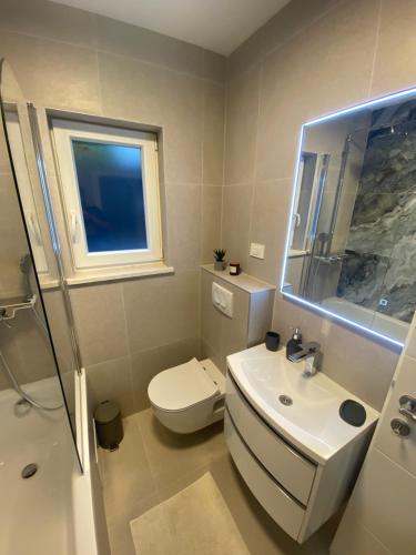 奥瑞比克Holiday home Maslina的浴室配有白色卫生间和盥洗盆。