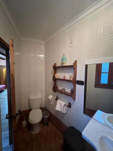 隆达Apartamento Cerro De Las Salinas的一间带卫生间和水槽的浴室