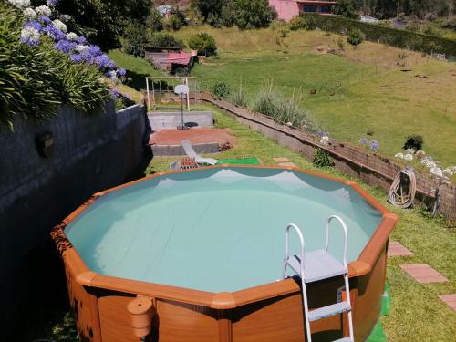 卡马查Cantinho Rural的庭院中带椅子的小游泳池