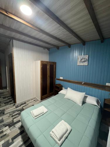 隆达Alojamiento cerro d la salina的蓝色客房,配有带两条毛巾的床