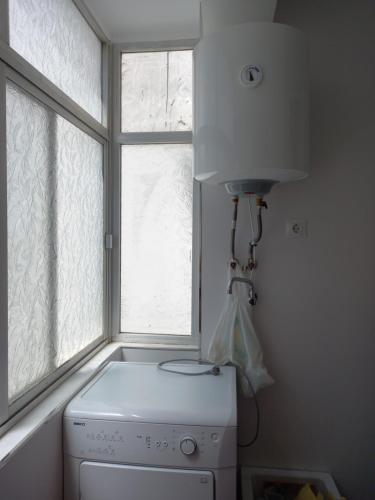 乌特雷拉Apartamento_Santa Isabel的洗衣房设有窗户和洗衣机