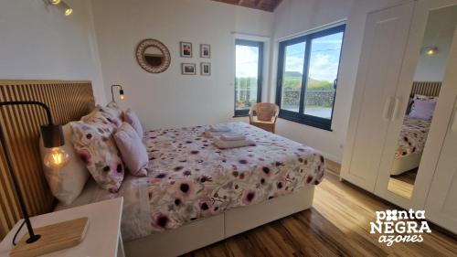 AltaresPhotography House的一间卧室配有一张带花卉床罩的床