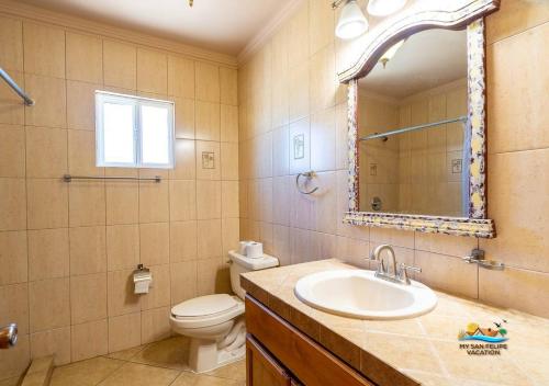 圣费利佩Beautiful ocean view, Jerry`s condo 3的一间带水槽、卫生间和镜子的浴室