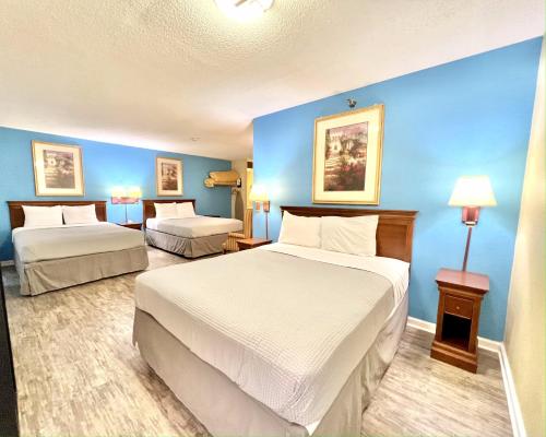 Mount VernonFairBridge Inn Express Mount Vernon的酒店客房,设有两张床和蓝色的墙壁