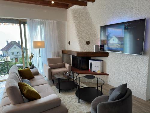 蒙特勒Villa Montreux的带沙发和平面电视的客厅