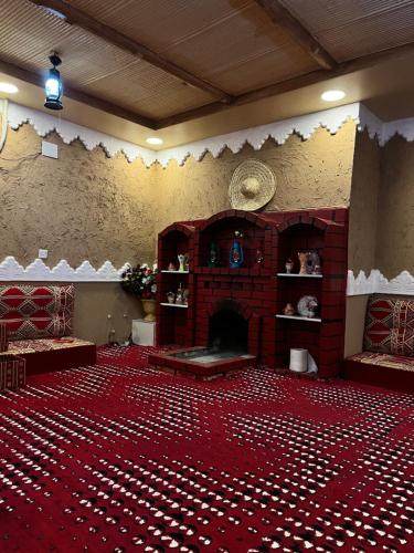 塔诺马استراحة الورود的一间大房间,设有壁炉和红地毯