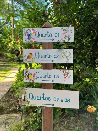 伊尔哈德博伊巴Pousada Horizonte Azul的花园中的一个标志,有几个标志
