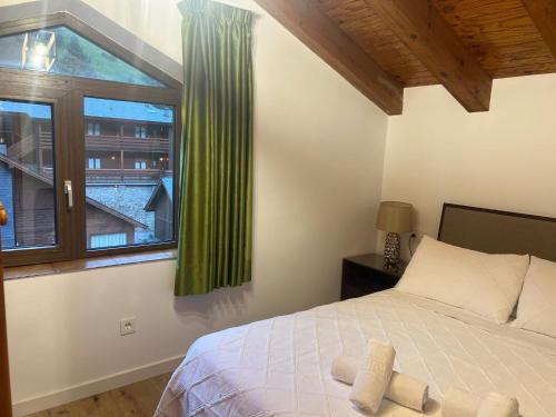 索尔德乌Apartamento Dúplex Vistas al Valle de Incles Orenetes WiFi的一间卧室设有一张床和一个窗口