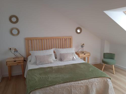 卡拉米尼亚尔镇Amaral Xunqueiras的一间卧室配有一张床和一把绿色椅子