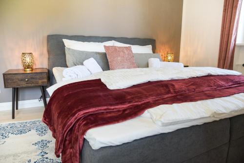 费尔达芬格UNiQE I Stilvolle 115qm I Terrasse I BBQ的一间卧室配有一张带红色毯子的大床