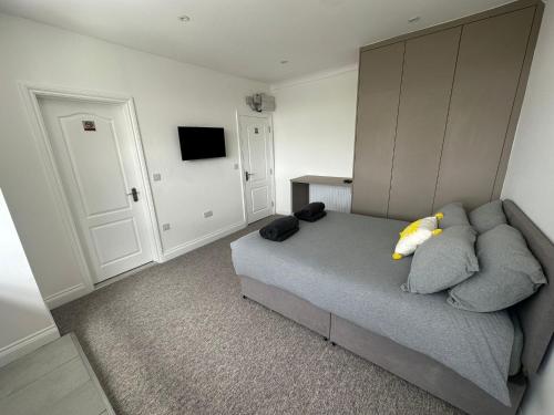 亨顿Sunny Modern, 1 Bed Flat, 15 Mins Away From Central London的一间卧室配有一张带枕头的床