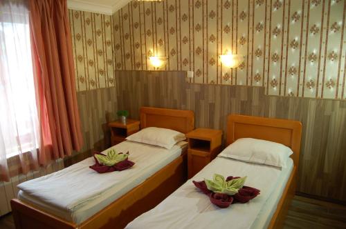 索非亚科尼亚兹波利斯酒店的两张床位于带鲜花的房间