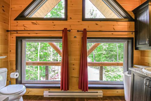 BrownsburgBrown Bear Lodge的小木屋内带2扇窗户的浴室