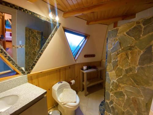奥尔穆埃Domo La Luz的一间带卫生间和岩石墙的浴室