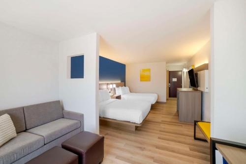 弗莱彻阿什维尔机场康福特茵酒店的酒店客房,配有床和沙发