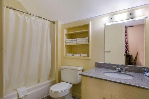 赫尔希Rodeway Inn & Suites Hershey的浴室配有卫生间、盥洗盆和淋浴。