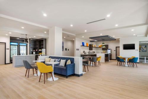 新里奇港Comfort Inn & Suites New Port Richey Downtown District的大堂设有蓝色的沙发和桌椅