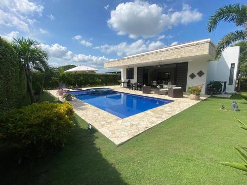 吉拉尔多特Hermosa casa de campo con piscina Girardot flandes的一座房子的院子内的游泳池