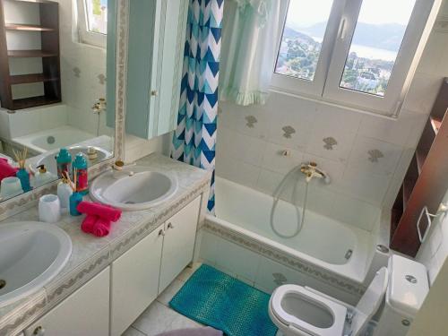 阿纳维索斯Τάνια的一间带两个盥洗盆、淋浴和卫生间的浴室
