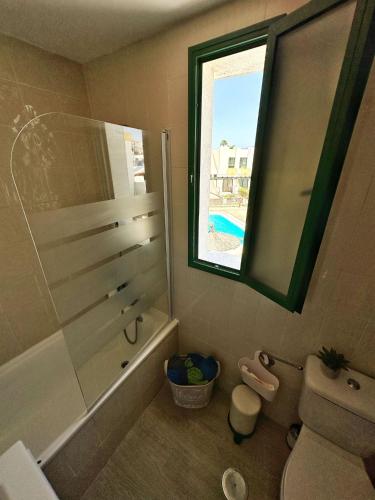 马斯帕洛马斯Bungalow Yaipe的带淋浴和卫生间的浴室以及窗户。
