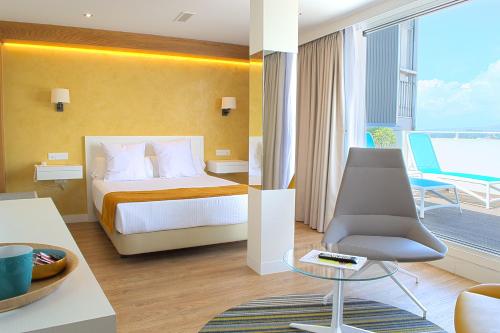 庞特维德拉巴哈斯海岸酒店的酒店客房设有一张床和一个阳台。