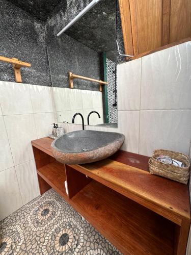吉利阿尔Gili Land的木制柜台上带石水槽的浴室