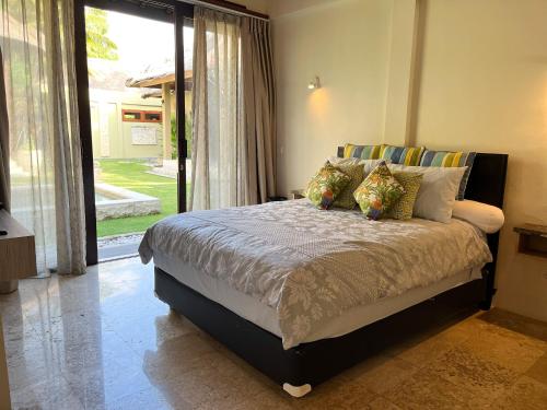 瑟克通Seaside Villa Kecil的一间卧室设有一张床和一个大窗户
