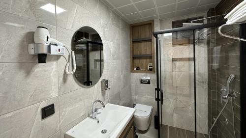 安塔利亚Quality Gold Suite Hotel的一间带水槽和淋浴的浴室